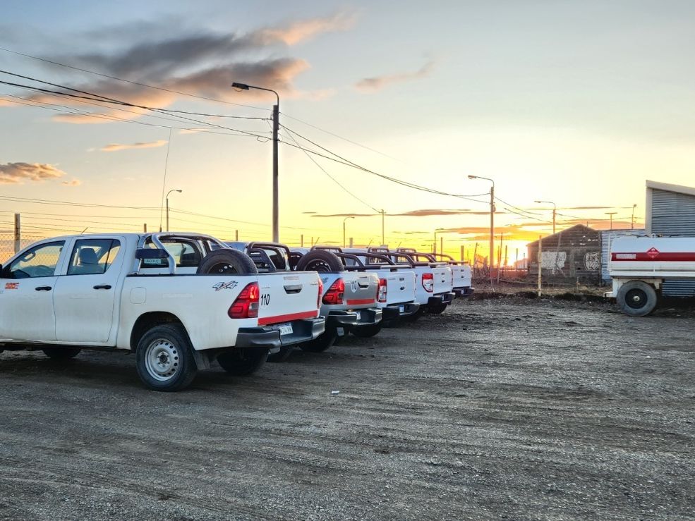 Flota de camionetas 4x4 de CTS Group al atardecer