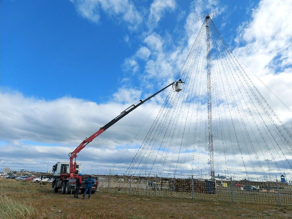 Hidrogrúa trabajando en altura junto a una torre
