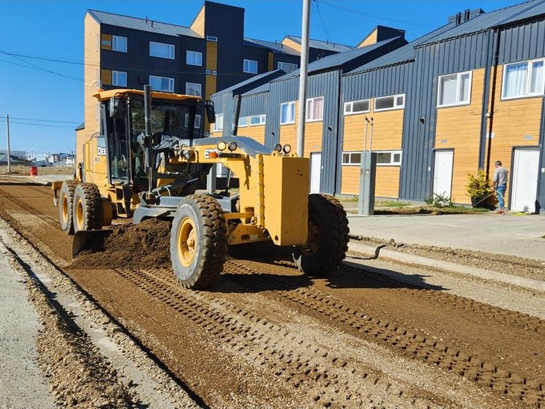 Motoniveladora perfilando una calzada en obra urbana