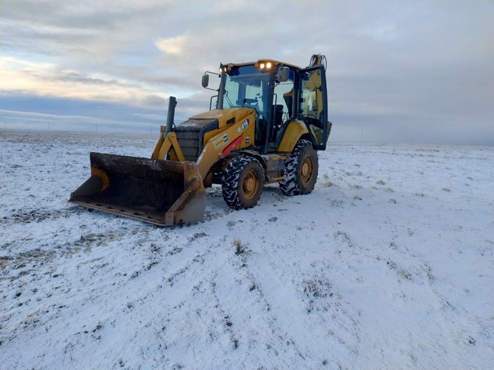 Retroexcavadora trabajando sobre la nieve